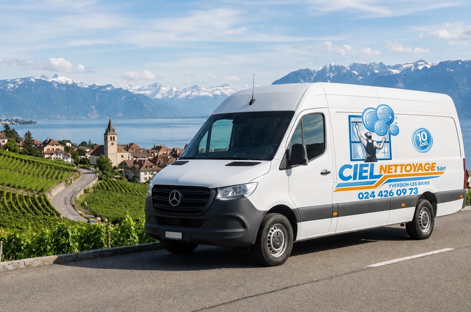 Camion Ciel Nettoyage devant le lac et les Alpes